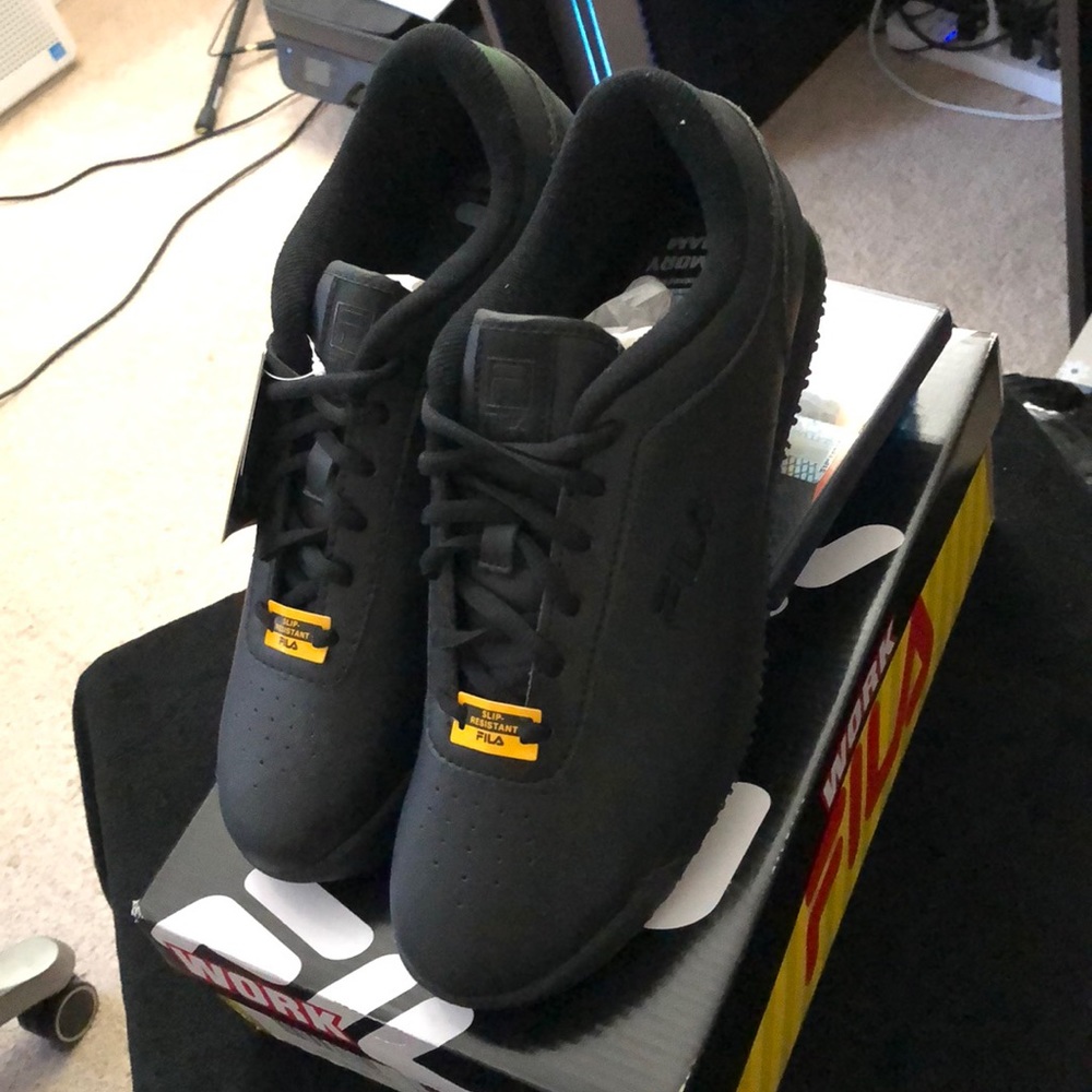 ⬇️$25 Fila women’s work shoe